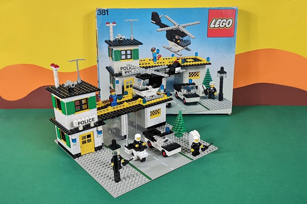 Die erste Polizeistation mit Minifiguren war Lego-Set 381. Auf dem Bild zu sehen mit der seltenen Box von 1979.