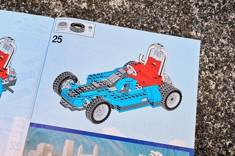 Das ist der fünfundzwanzigste Bauschritt von Modell B von LEGO-Baukasten 5541. Das B-Modell ist ein Go-Cart in Blau mit rotem Sitz.
