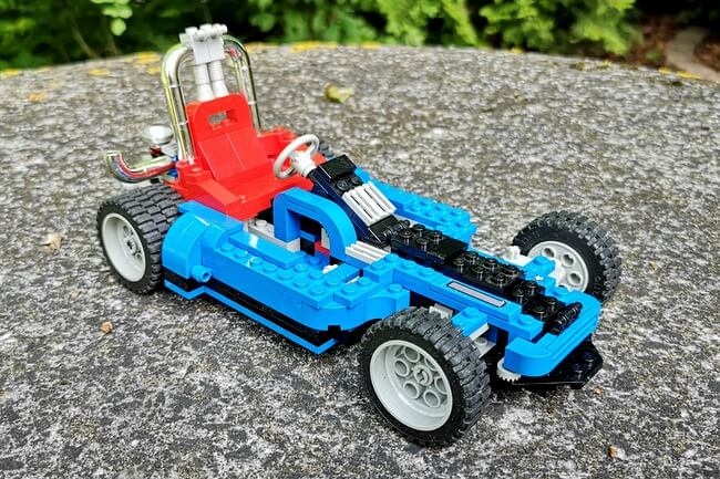 Das ist das B-Modell (Alternatibmodell) von LEGO-Set 5541. Zu sehen ist ein Go-Kart in Blau mit rotem Sitz und Überrollkäfig aus chrome-farbenen Teilen.