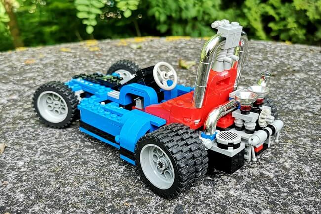 LEGO-Go-Kart von hinten. Zu sehen ist der detailliert gestaltete Motor mit Chrome-Teilen-