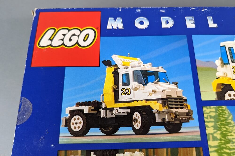 Das zweite Alternativmodell zeigt einen Racing-Truck in weiß, gelb und schwarz.