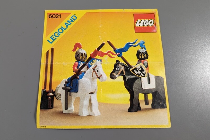 Die Bauanleitung von Lego-Set 6021. Zu sehen sind zwei Turnierritter. 