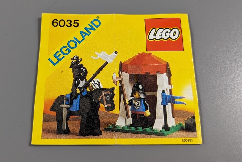 Das Cover zeigt einen Lego-Ritter auf einem schwarzen Pferd und einen Wachposten in einem rot-weißen-Zelt.