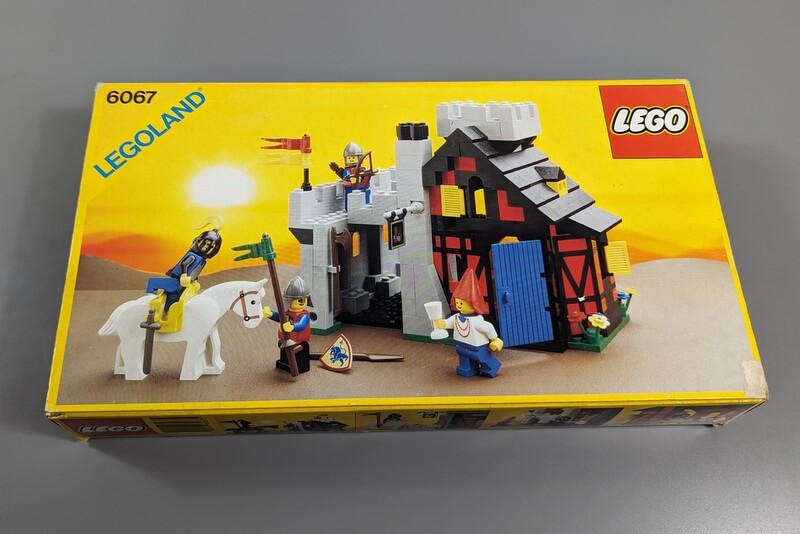 Das berühmte Wirtshaus von Lego aus der klassischen Ritter-Welt in der seltenen Originalbox.