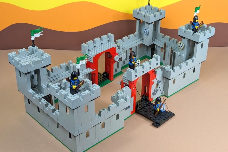 Lego 6073 zweimal kombiniert von der Seite.