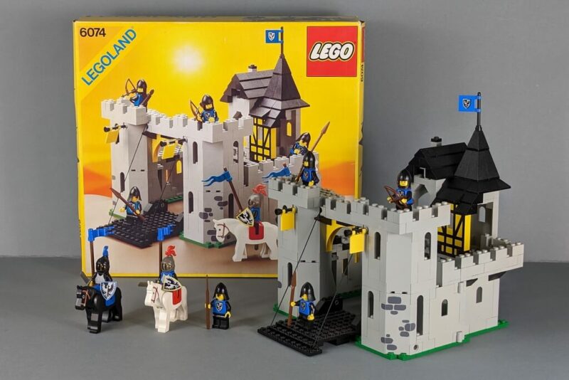 Das komplette Lego-Set 6074 mit der Original-Verpackung und allen Figuren.
