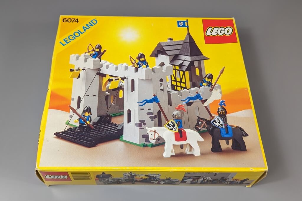 Original-Karton von Lego-Set 6074 von vorn. 
