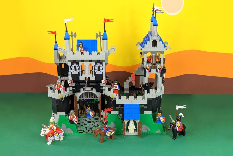 Die aufgebaute Burg Königstolz von Lego sieht so aus.