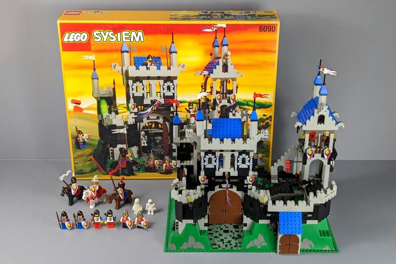 Die aufgebaute Burg mit seltener Box und allen Figuren auf einem Bild.