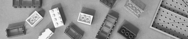 Zu sehen sind LEGO-Bausteine, LEGO-Fenster und eine LEGO-Grundplatte aus den 60er-Jahren.
