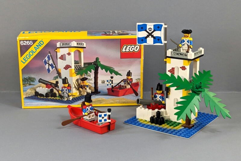 Lego-Set 6265 aufgebaut mit allen Figuren und Teilen und daneben steht die seltene Box von 1989.