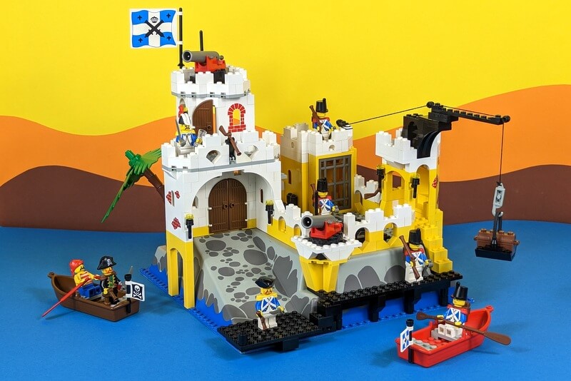 Das Eldorado Fortress komplett auf einem Bild. Zu sehen ist die Festung der Blauröcke auf einer 3D-Grundplatte mit Figuren, Kanonen und Booten.