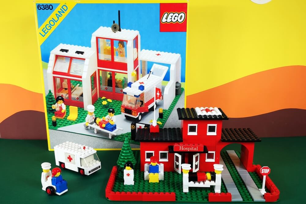 LEGO-Baukasten 6380 aus den 80er-Jahren steht neben dem Krankenhaus 363 von 1975.