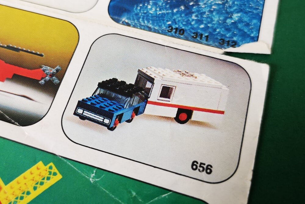 Weitere Empfehlung aus der Bauanleitung. Im Bild zu sehen ist ein blaues LEGO-Auto mit weißem Wohnwagen.