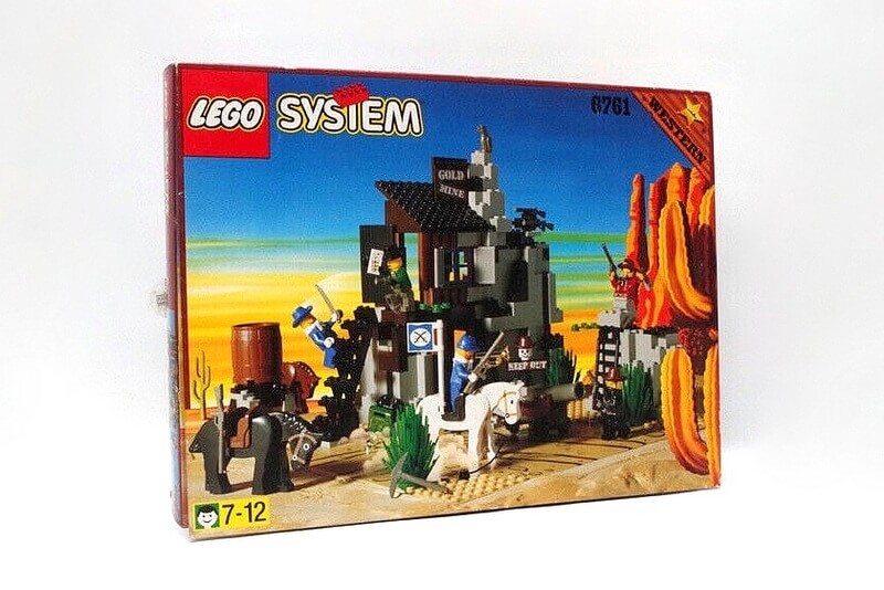 Das Cover der OVP zeigt eine Goldmine aus Lego mit Figuren und passender Deko im Stil des Wilden Westens.