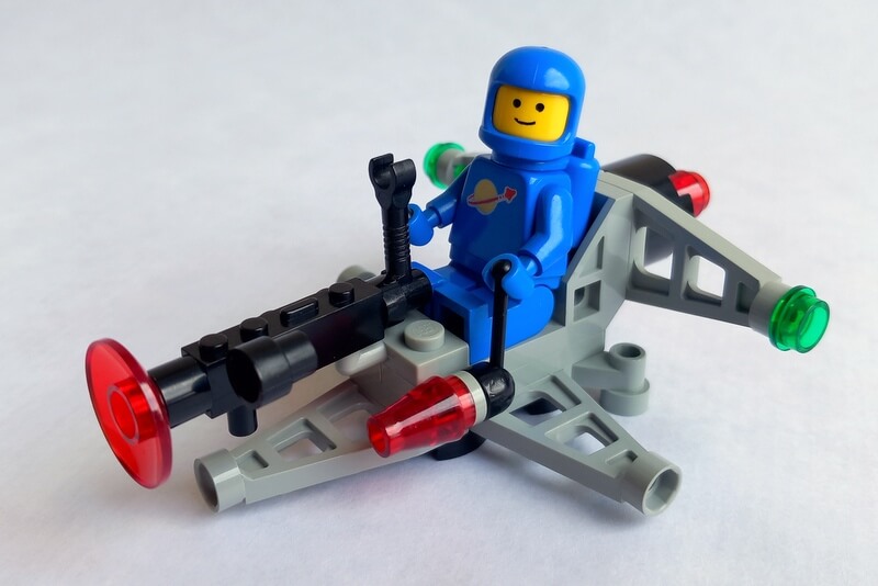 Das fertig aufgebaute Set zeigt einen kleinen grauen Raumgleiter, in dem der blaue Astronaut sitzt.