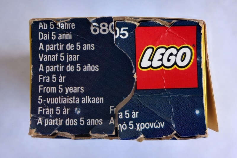 Gut zu erkennen, ist die Lasche zum Aufreißen der alten Lego-Verpackung. 