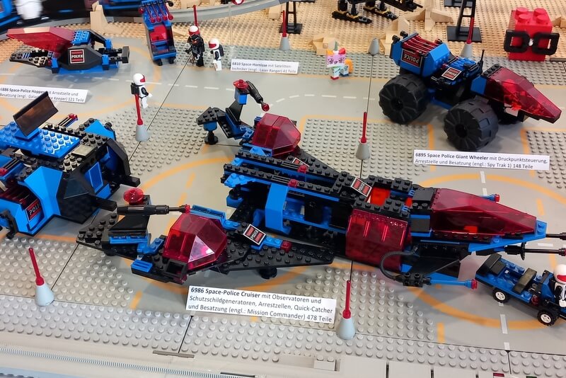 Blick auf mehrere Space-Police-Sets von Lego. Vorn im Zentrum steht der große Kreuzer mit der Setnummer 6986.