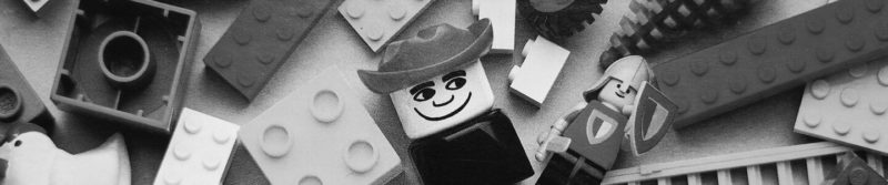 Auf dem Bild zu sehen sind LEGO-Bausteine und Figuren aus den 70er-Jahren.