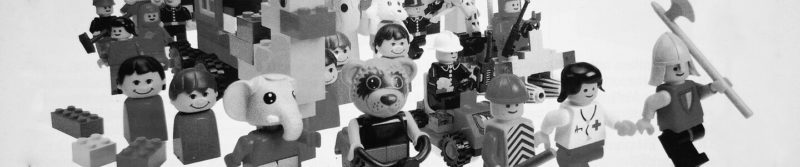 Das Bild zeigt 18 LEGO-Minifiguren aus den 80er-Jahren. Darunter Ritter, Stadtbewohner, Astronauten und sogar zwei Figuren aus der berühmten LEGO-Fabuland-Reihe.