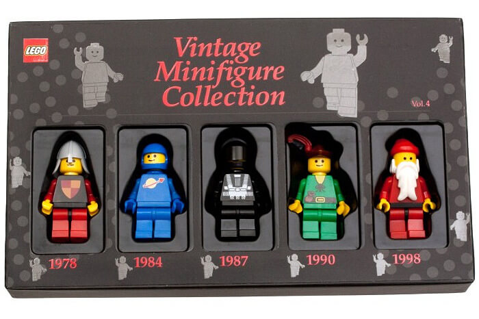 In der Verpackung sind fünf Lego-Minifiguren zu sehen: ein Ritter, zwei Astronauten, ein Robin Hood und ein Weihnachtsmann. 