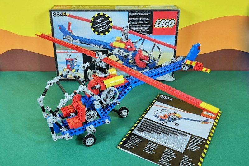 Auf dem Bild ist die seltene Box, die Anleitung und der Lego-Hubschrauber zu sehen.