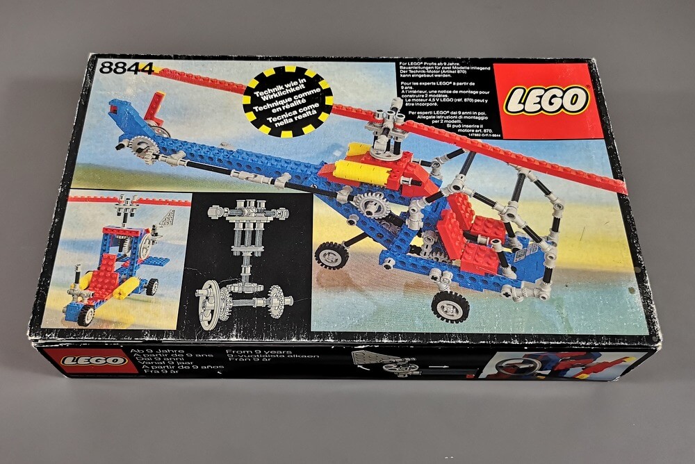 1981 sahen Lego-Technic-Verpackungen so aus. Die Box ist schwarz mit einem bunten Helikopter auf dem Frontcover.