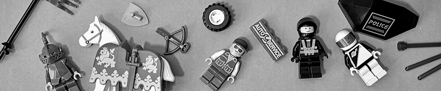 Das Bild zeigt verschiedenen LEGO-Minifiguren der 90er-Jahre. Darunter einen Ritter mit Pferd, zwei Astronauten und einen LEGO-Mann mit Stoppelbart und Brille.