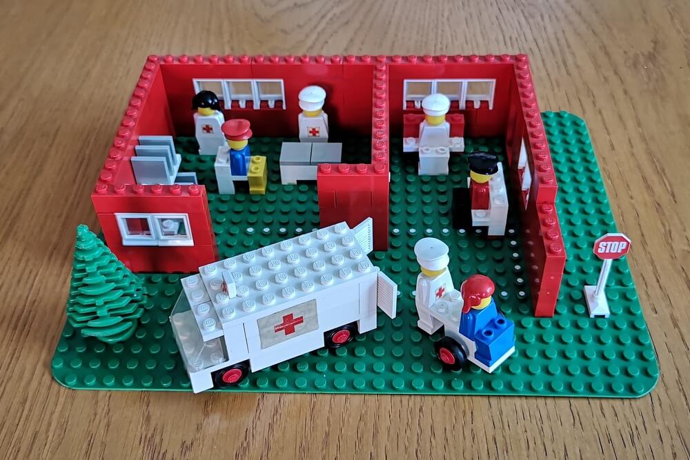 Selbstgebaute Arztpraxis aus LEGO-Steinen. 