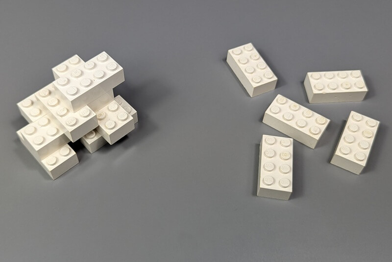 Links sind zusammengesteckte Lego-Bausteine und rechts auseinandergenommene Lego-Bausteine.