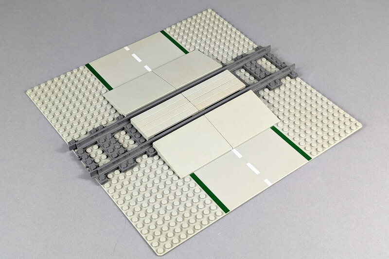 Der unbeschrankte Bahnübergang aus Lego ist schnell mit ein paar Bausteinen gebaut.