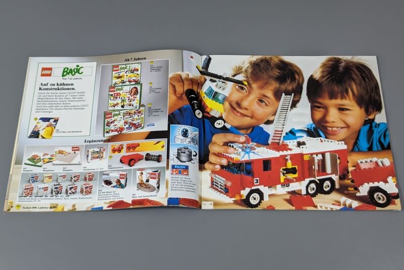 Die beiden Seiten 16 und 17 zeigen Basic-Baukästen, die Lego 1990 für Kinder ab 7 Jahren in Angebot hatte.
