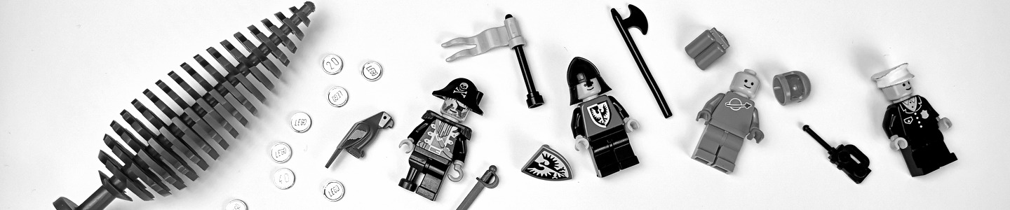 Das Bild zeigt einen sehr seltenen LEGO-Zypressen-Baum und vier LEGO-Minifiguren mit kleinen Zubehörteilen. Darunter ein Piraten-Kapitän mit Säbel, Papagei und Goldmünzen. Daneben ein Ritter mit Axt, ein Space-Mann mit Helm und Sauerstofftanks und ein Polizist mit Walkie-Talkie.
