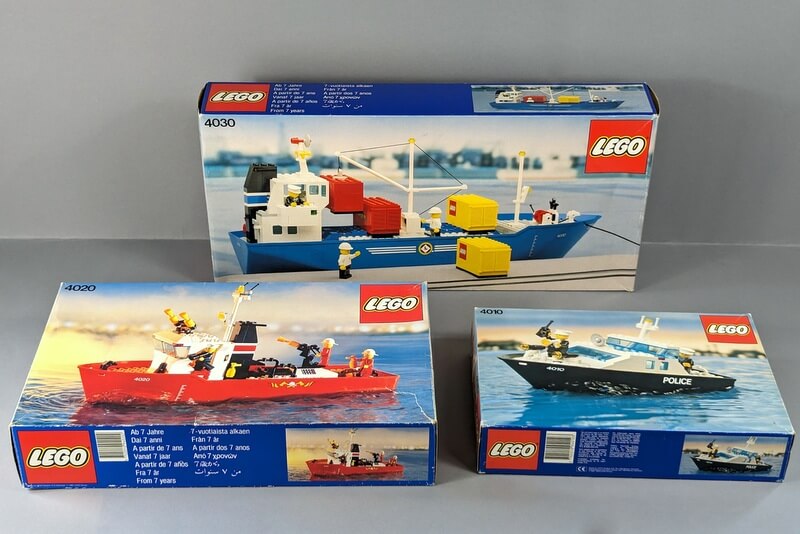 Die Verpackungen der Lego-Sets 4010, 4020 und 4030 von 1987 direkt nebeneinander auf einem Bild.