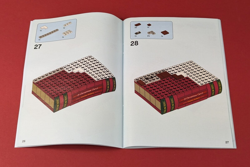 Bauschritte, in denen das Buch aus Lego-Steinen entsteht.