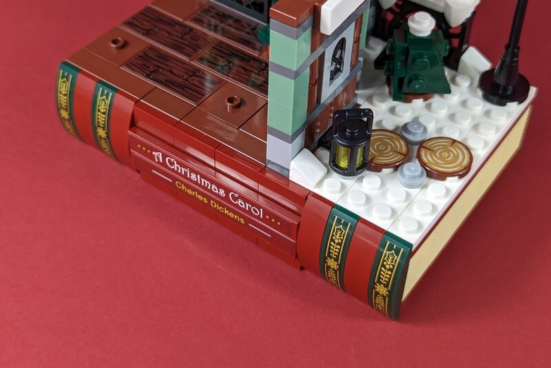 Der bestickerte Buchrücken des gebauten Weihnachtsbuches A Christmas Carol von Charles Dickens.