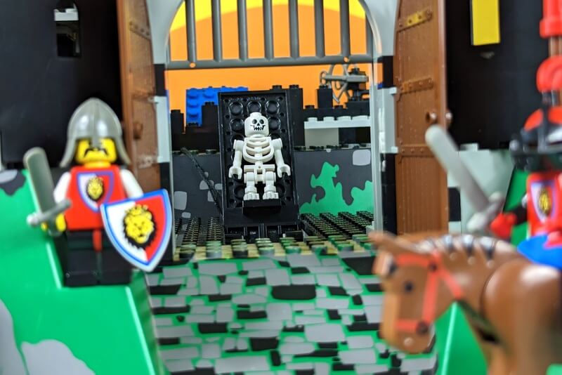 Überraschungseffekt in der Burg, bei dem plötzlich ein Skelett auftaucht.