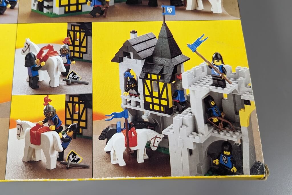 In der Szene sind Ritter zu sehen, die in der Burg 6074 verteilt sind und verschiedene Dinge tun.