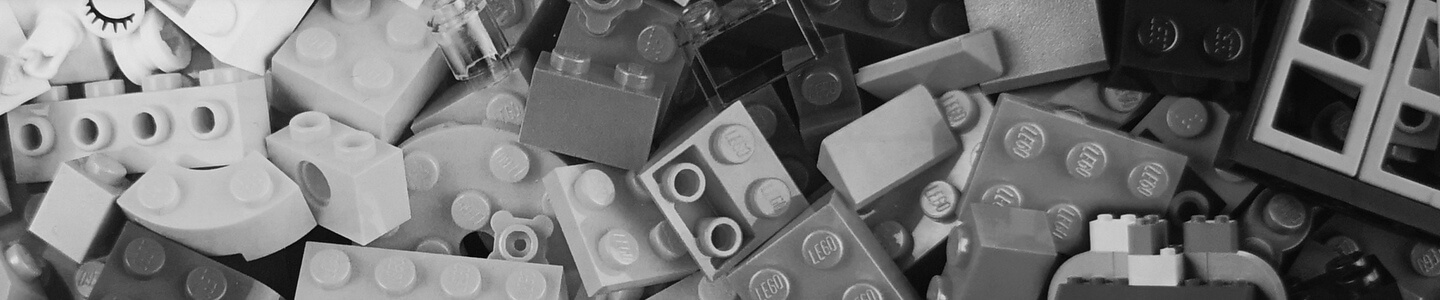 Das Bild zeigt viele verschiedenfarbige LEGO-Bausteine in einer Kiste.