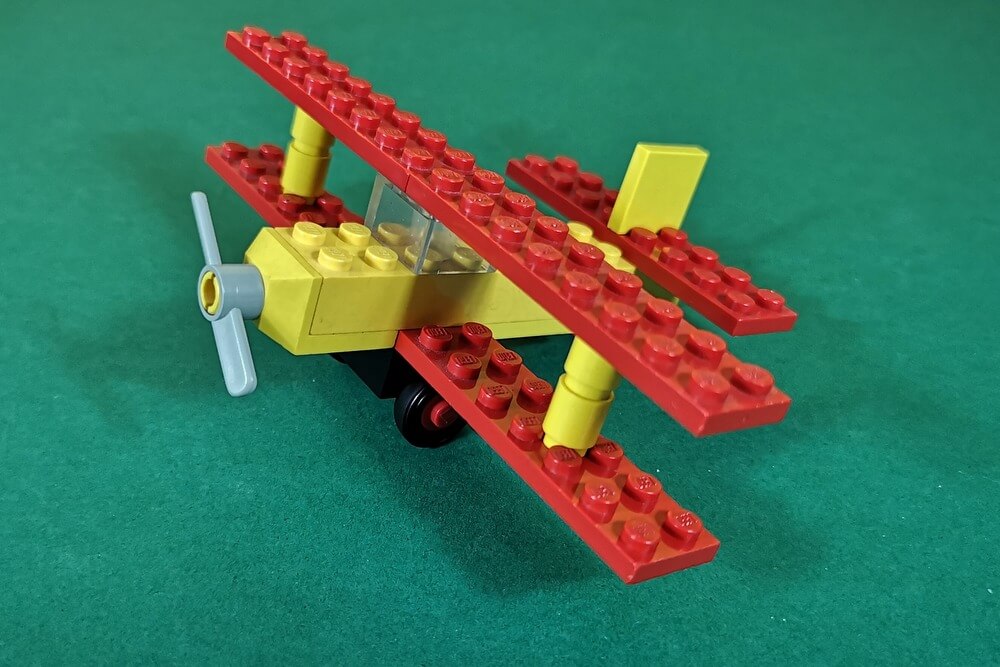Aus 16 Bausteinen entsteht der Doppeldecker in Rot und Gelb. Ein schönes kleines LEGO-Modell zum Spielen.