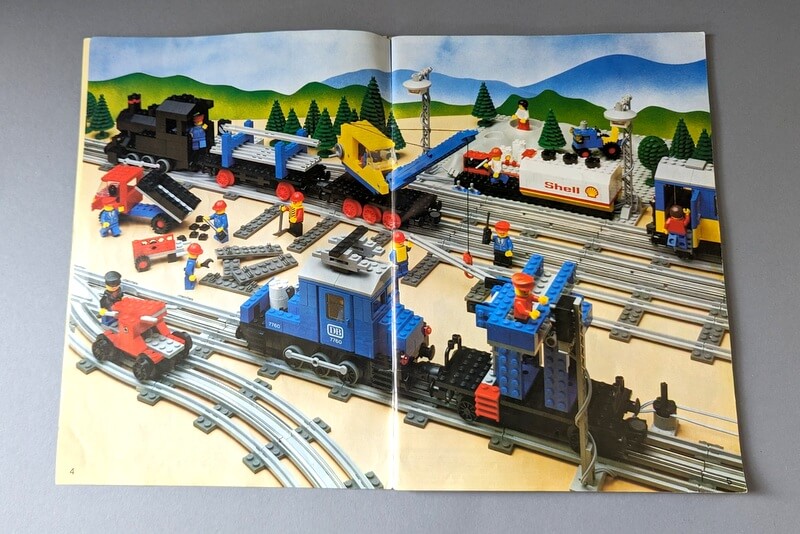 Auf Seite 4 und 5 des Ideenbuchs ist ein tolles Diorama von Lego-Zügen zu sehen. 