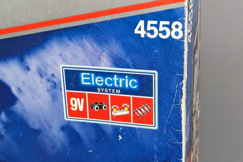 Hinweis-Box auf der Verpackung, dass es sich bei diesem Lego-Set um einen elektrischen 9-Volt-Baukasten handelt.