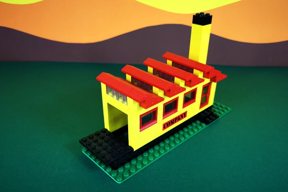 Das Dach der kleinen LEGO-Fabri besitzt Stufen, in denen transparente LEGO-Steine garantieren, dass Licht in die Werkhalle fallen kann.