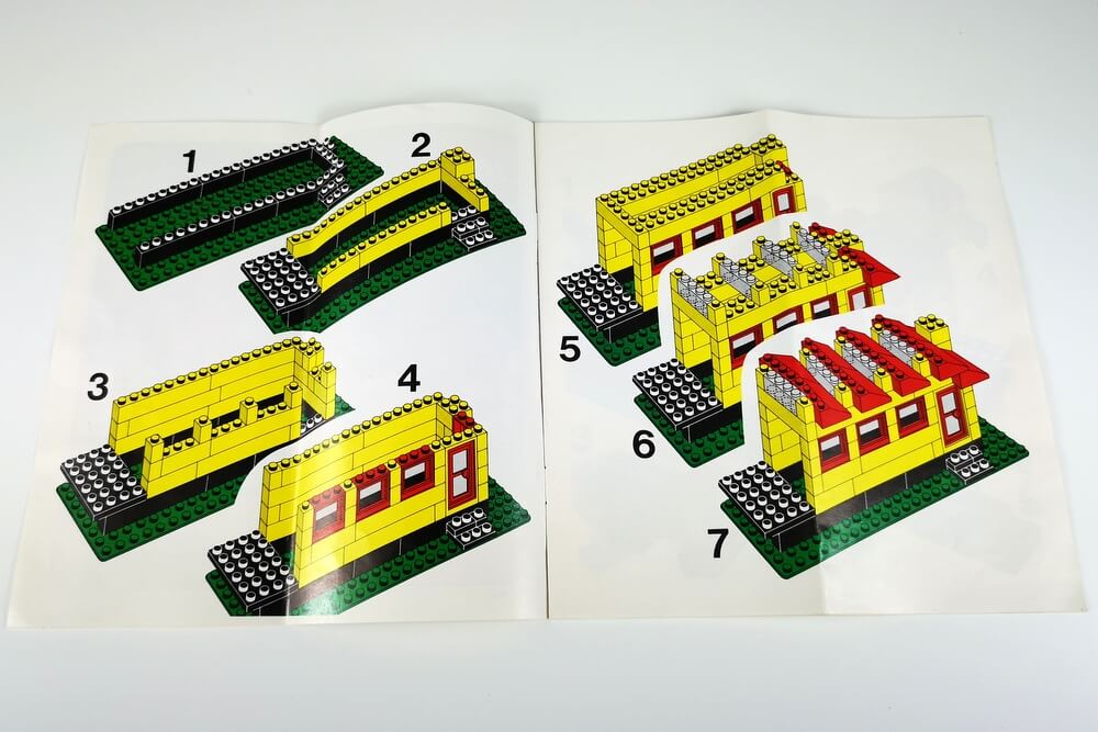 Sechs Bauschritte, die zeigen, wie man aus LEGO-Steinen eine Fabrik-Halle baut. 