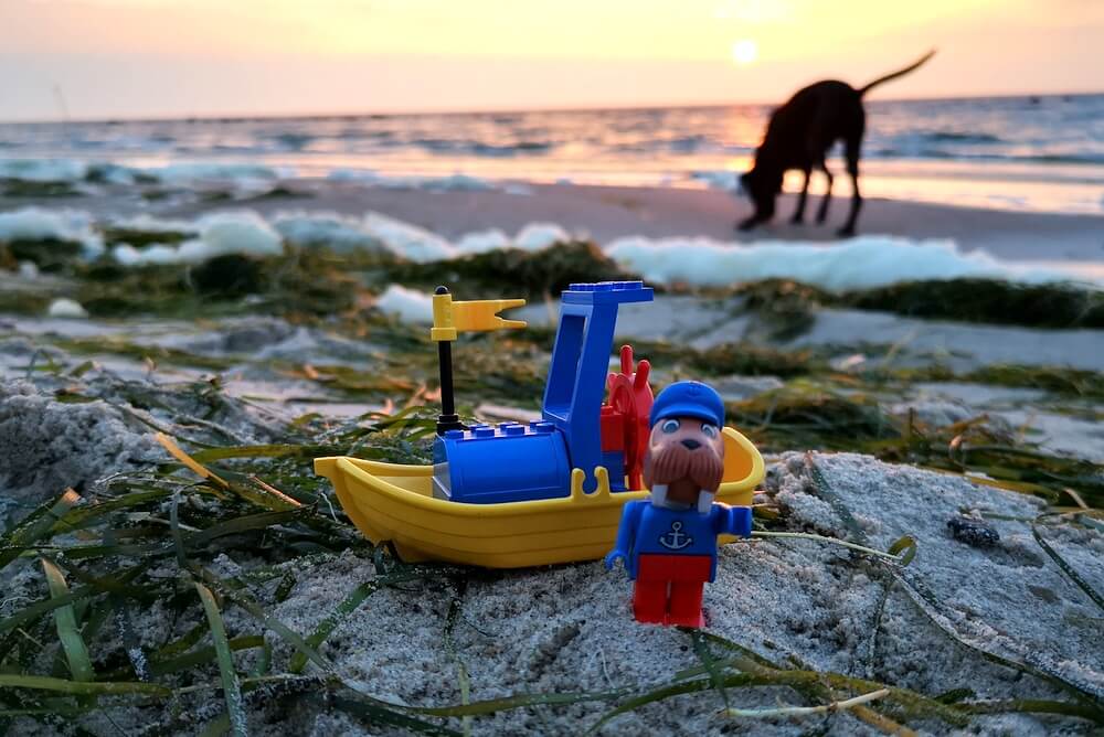 Boot aus der LEGO-Serie Fabuland am Strand fotografiert.
