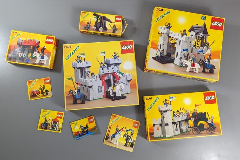 Falkenritter-Baukästen von Lego liegen in Originalverpackungen auf einem Tisch.