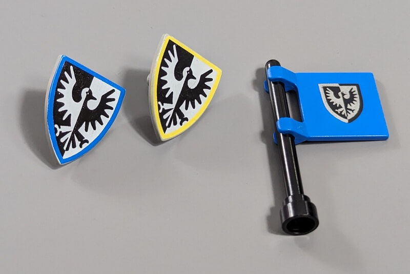Zwei Schilde und eine seltene Fahne mit dem typischen Wappen der Falkenritter.