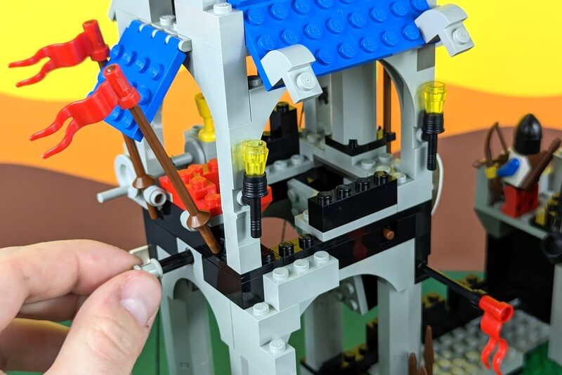 Auslösen der Falltür über eine Lego-Technic-Achse.