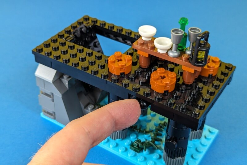 Falltür-Mechanismus aus Lego-Bausteinen gebaut.