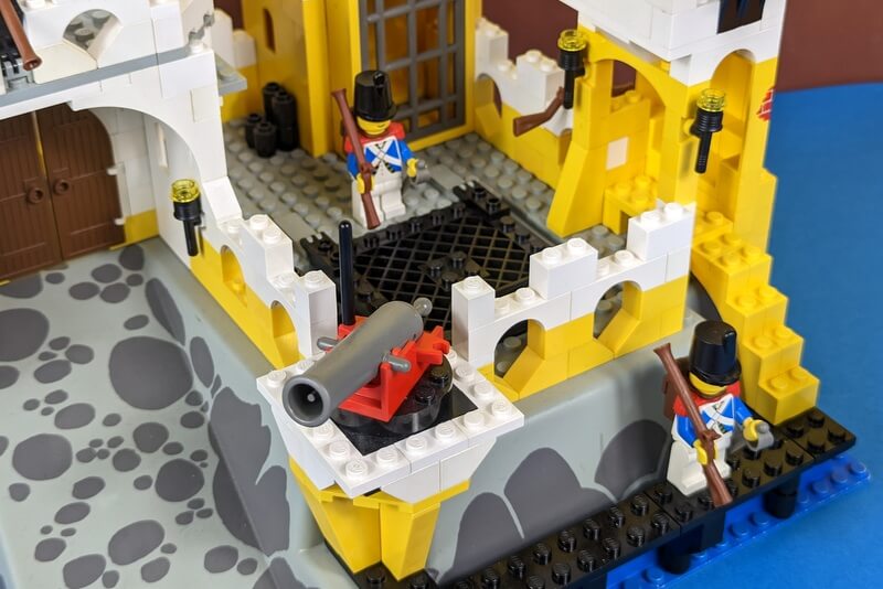 Eine drehbare Kanone sorgt für eine gute Mobilität, um die Lego-Festung vor Angriffen zu verteidigen.